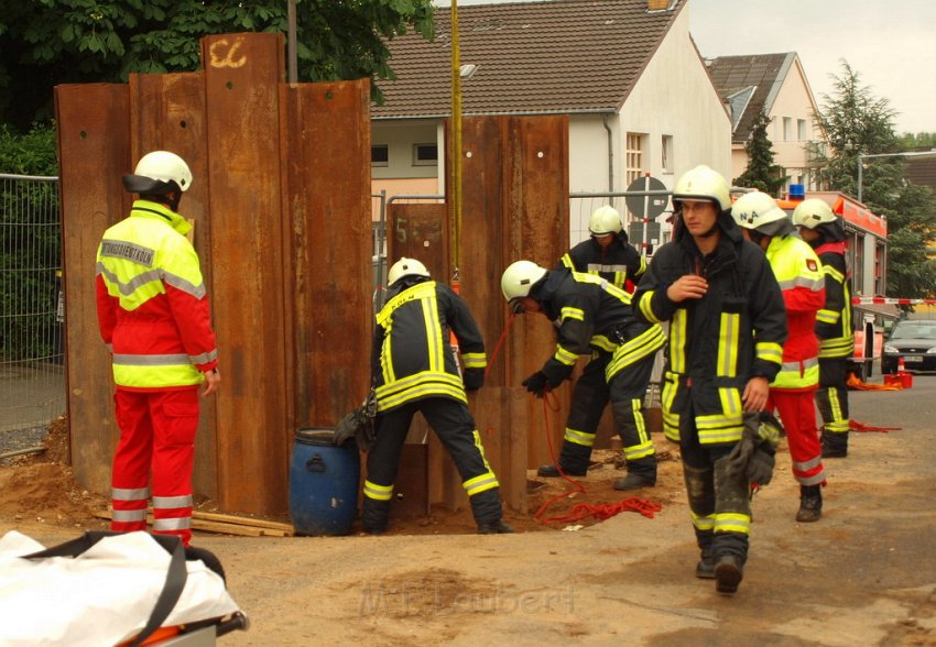 Hilfe Person in Baugrube gestuerzt Koeln Brueck Koenigsforststr P066.JPG